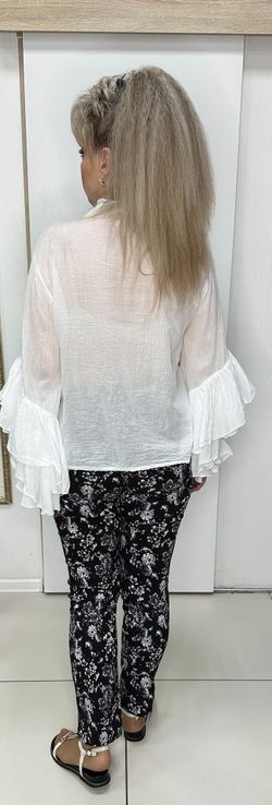 Белая рубашка-марлевка с красивыми рукавами и жабо