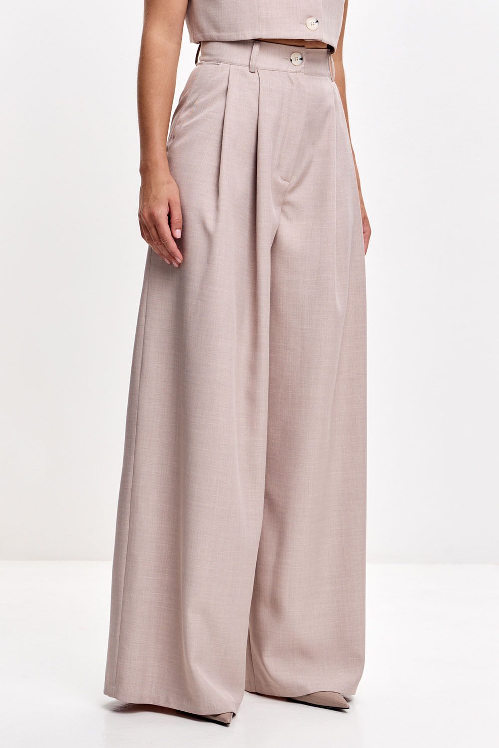 Свободные брюки с защипами серо-бежевого цвета