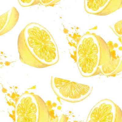 Сочные лимоны с соком на белом фоне