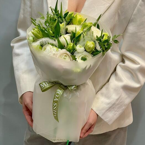 Авторский букет с ранункулюсами и пионовидными тюльпанами Антарктика. Авторский букет 021 Chalet Green