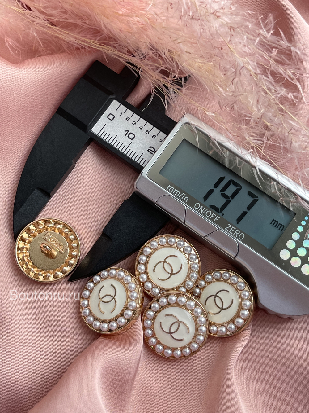 Пуговицы Шан. теплая белая эмаль золото жемчуг 20 мм