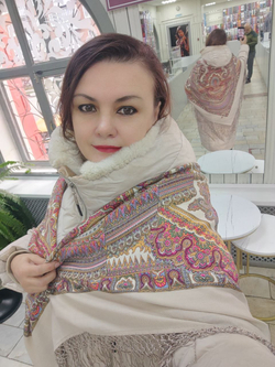 Платок из уплотненной шерстяной ткани с шелковой бахромой