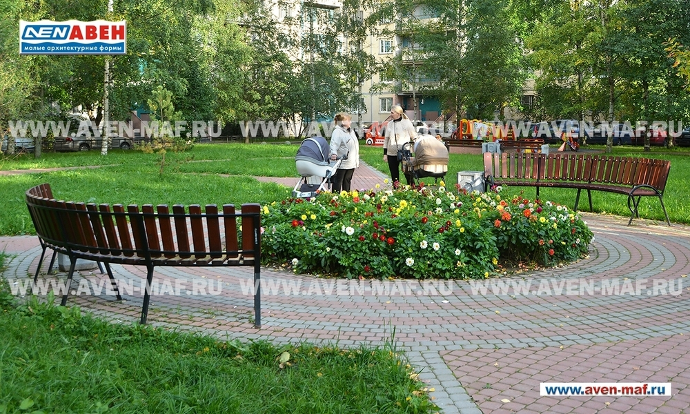 Скамейка на металлическом каркасе