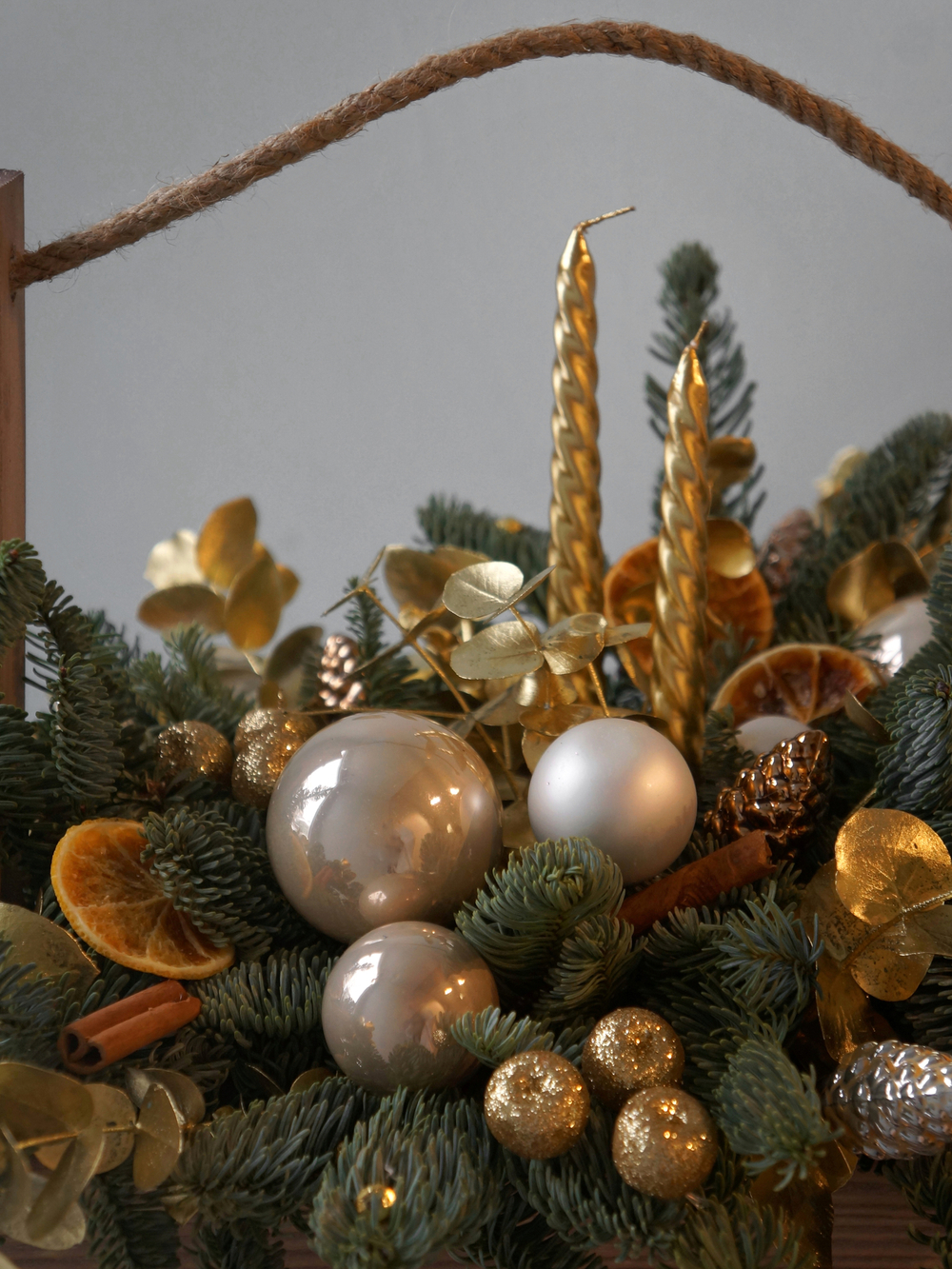 Композиция в деревянном ящике с золотыми свечами