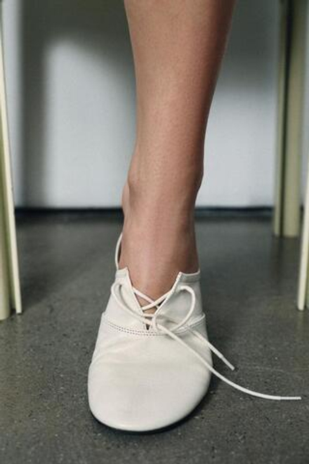 ZARA КОЖАНЫЕ ТУФЛИ НА ПЛОСКОЙ ПОДОШВЕ СО ШНУРОВКОЙ, ЭКРЮ