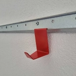 Крючок IF красный — установленный на настенную рейку гаражной системы хранения