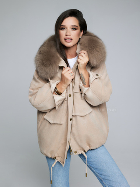 Объемная парка бежевого цвета из замши