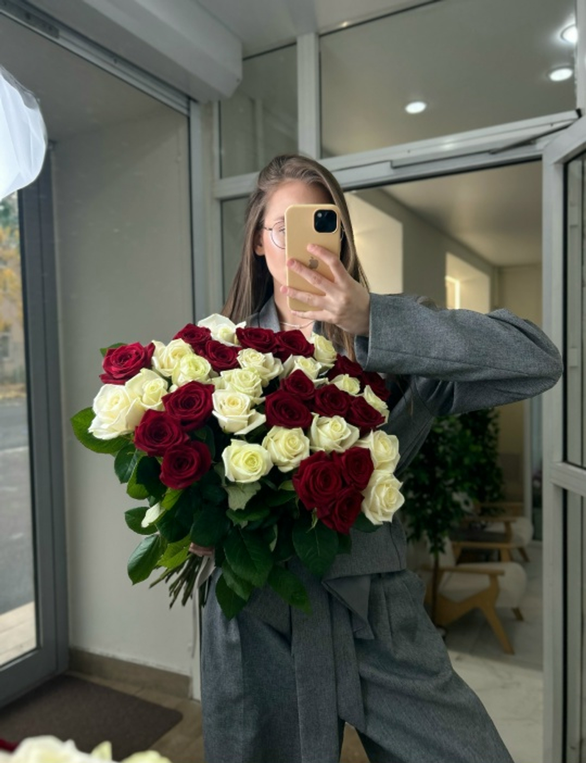 Микс букет из роз Россия 35 шт (60 см)