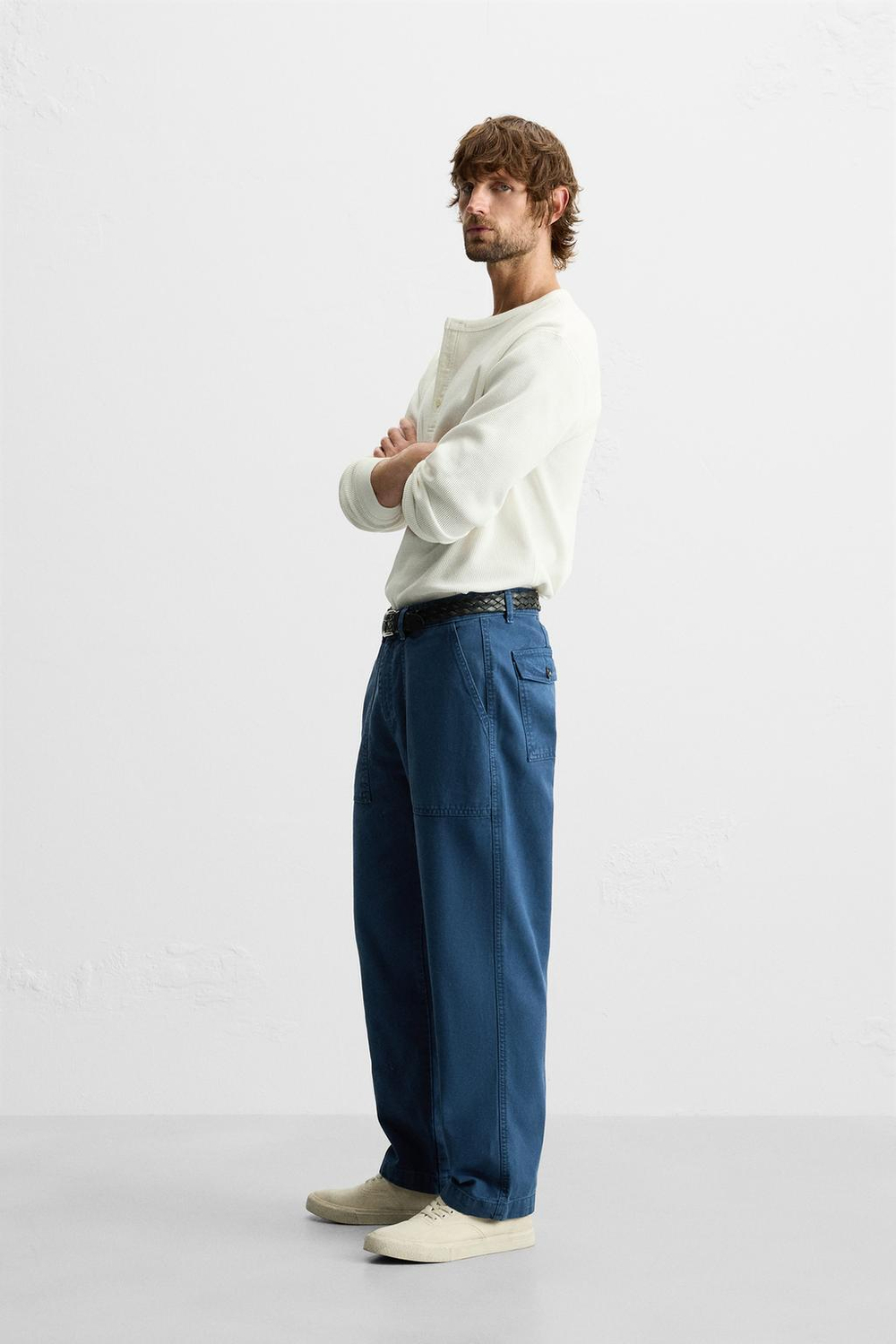 Брюки regular fit из ткани с эффектом потертости