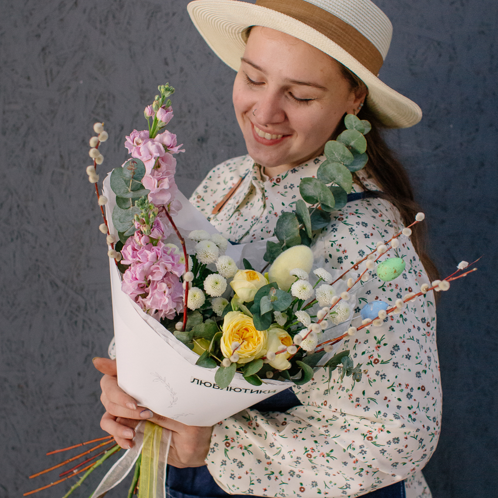 170. Нежный весенний букет с маттиолой и вербой