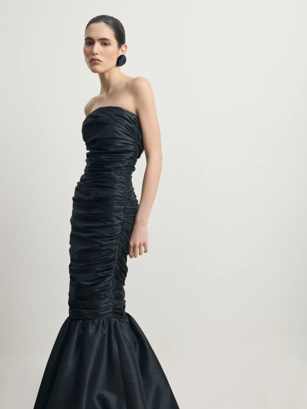Черное платье-макси из тафты с драпировкой 
