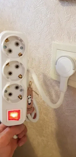 Удлинитель электрический с выключателем плоской потайной вилкой невидимкой С кольцом (за шкаф) 3 розетки 3 Метра