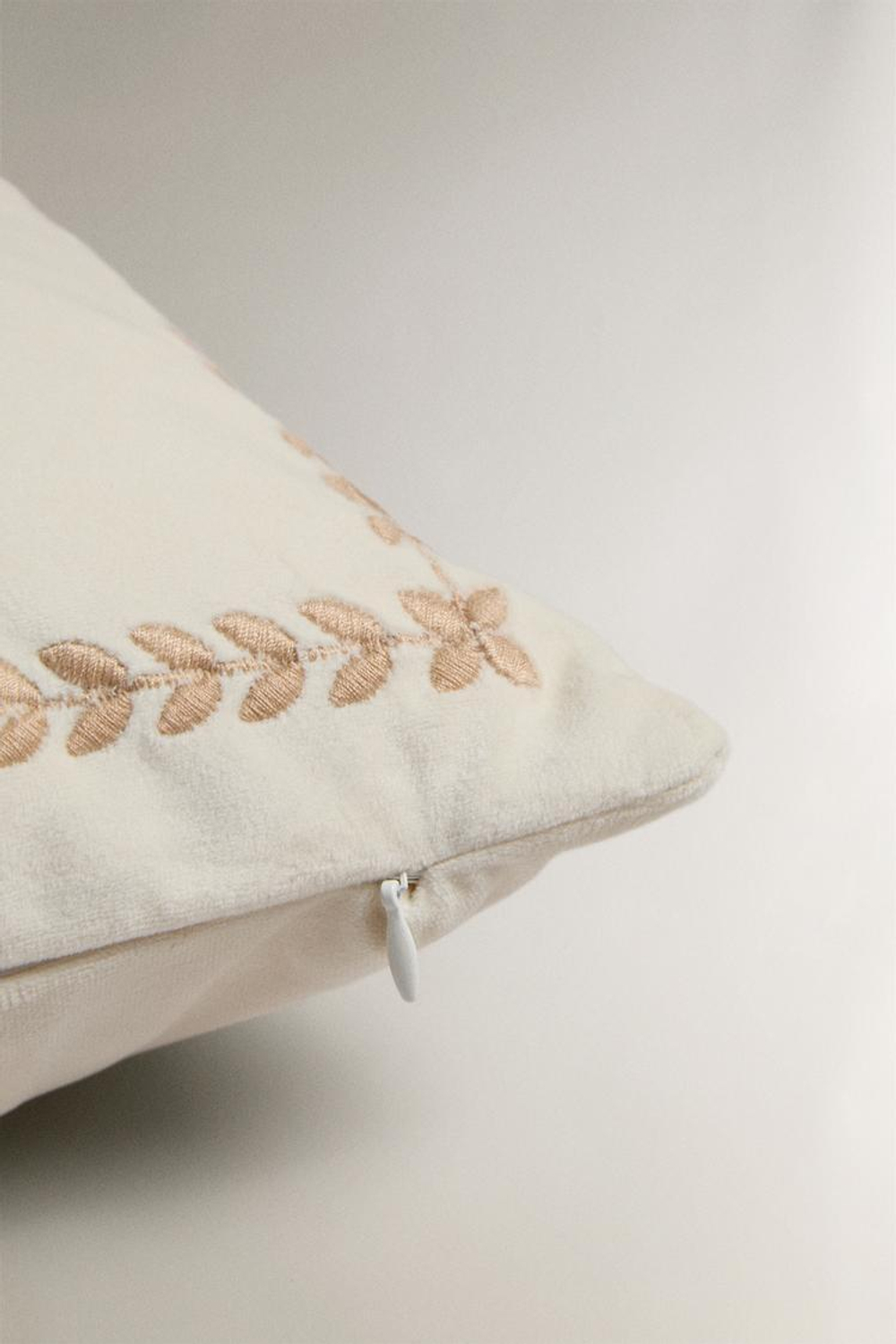 ZARA HOME ЧЕХОЛ ДЛЯ ДЕКОРАТИВНОЙ ПОДУШКИ С КОНТРАСТНОЙ КАЙМОЙ, КРЕМОВЫЙ