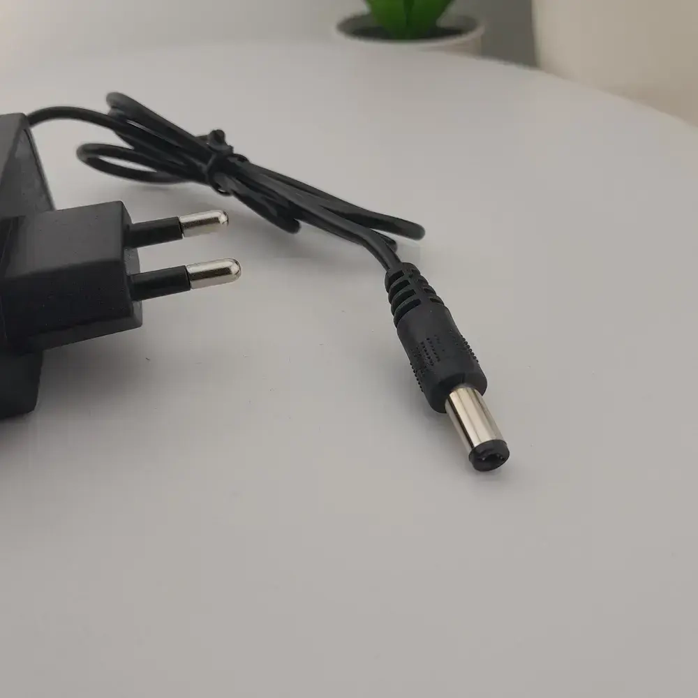 Универсальное зарядное устройство для лазерного уровня нивелира