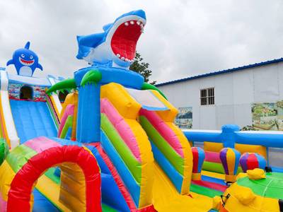 Надувной батут с горкой "Акула" 17х7х7 м без скалодрома 2