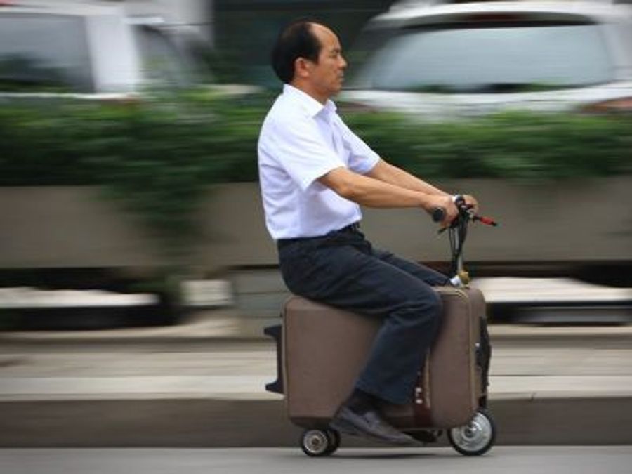 В Японии начали борьбу с водителями электрочемоданов