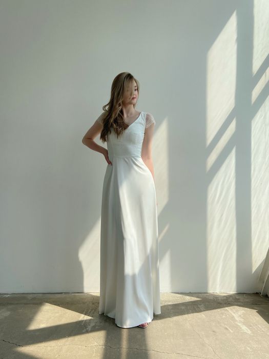 Свадебное платье с V-образным вырезом спереди (молочный)