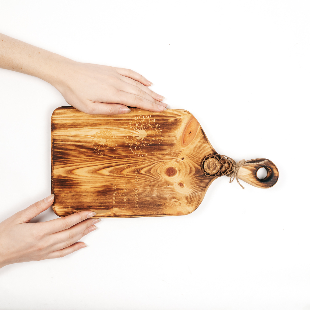 Доска разделочная из древесины сибирского кедра с гравировкой "Нет ничего невозможного". RD76