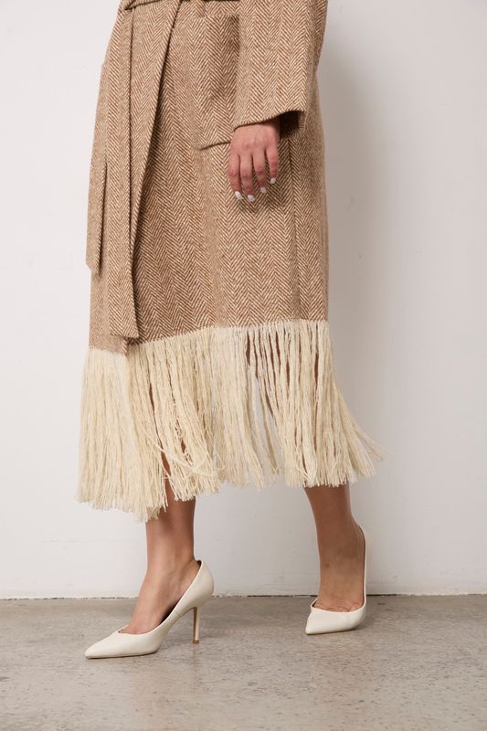 Пальто с бахромой в елочку