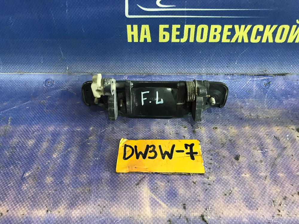 Ручка двери передней левой внешняя MAZDA DEMIO 1998