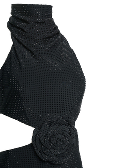 Черное платье с цветочной деталью на талии