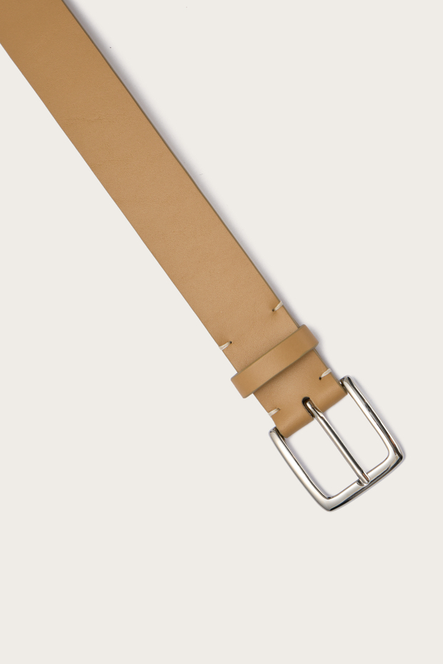 РЕМЕНЬ ИЗ КОЖИ С МЕТАЛЛИЧЕСКОЙ ПРЯЖКОЙ