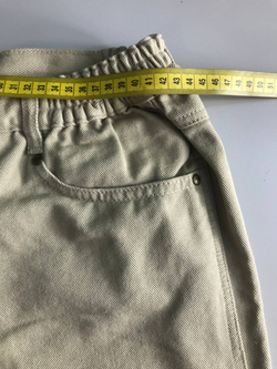 Шорты светлого оттенка, визуально на 50 размер