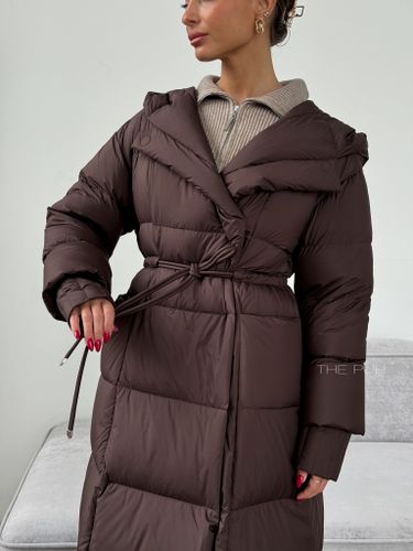 Удлиненный пуховик шоколадного цвета с объемным капюшоном