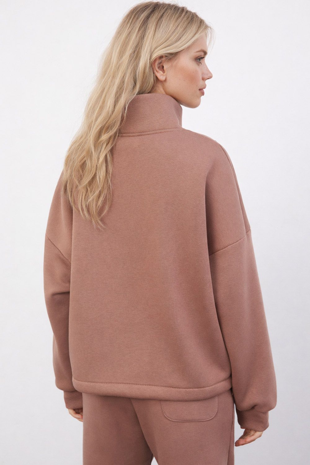 Утепленная олимпийка на молнии цвета молочный шоколад