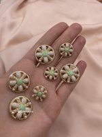Пуговицы золотистые со стразами, эмалью, жемчугом и салатовой серединкой