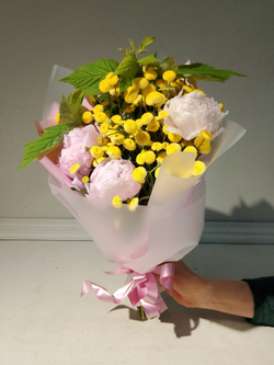 Летний солнечный букет с танацетумом и ароматными пионами Сара Бернард (С0034)