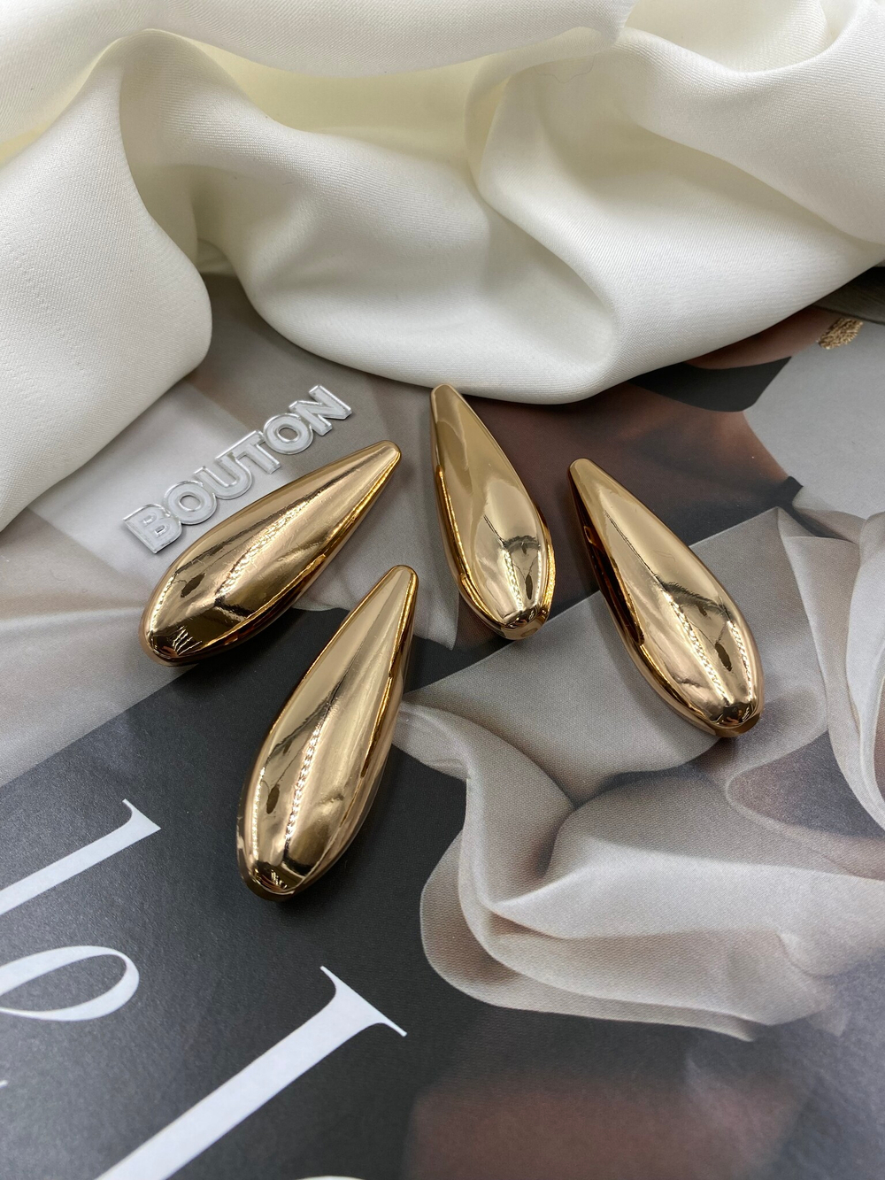 Пуговицы вытянутые в форме капли золотистые