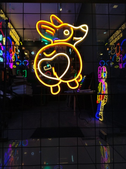 Неоновая вывеска "Корги"