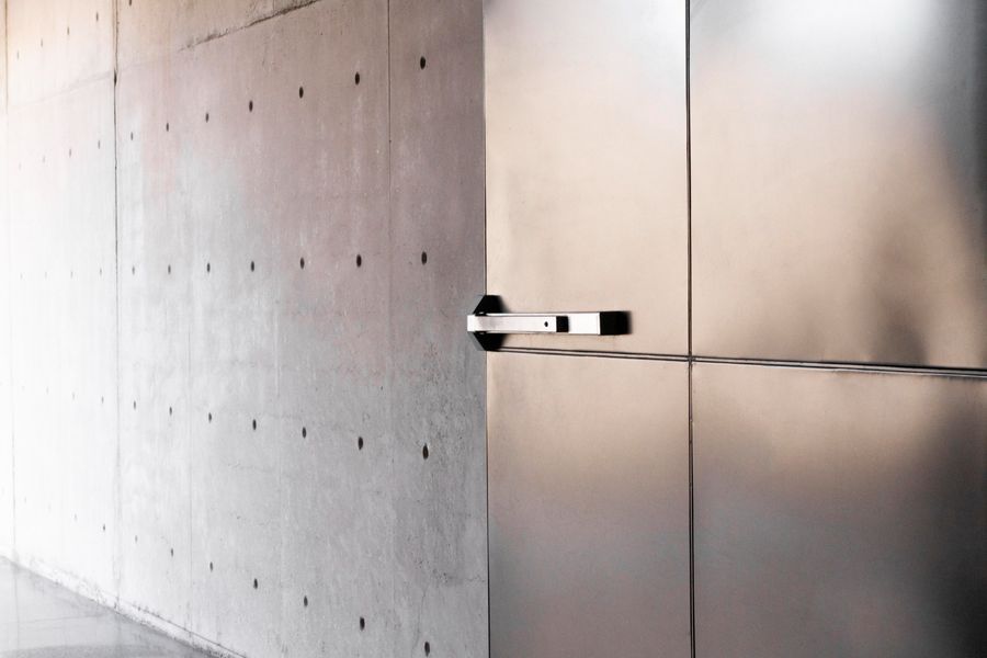 Как установить дверь скрытого монтажа?