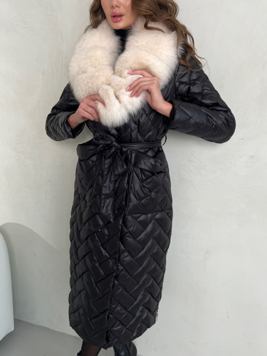 Черно-белый длинный стеганый пуховик