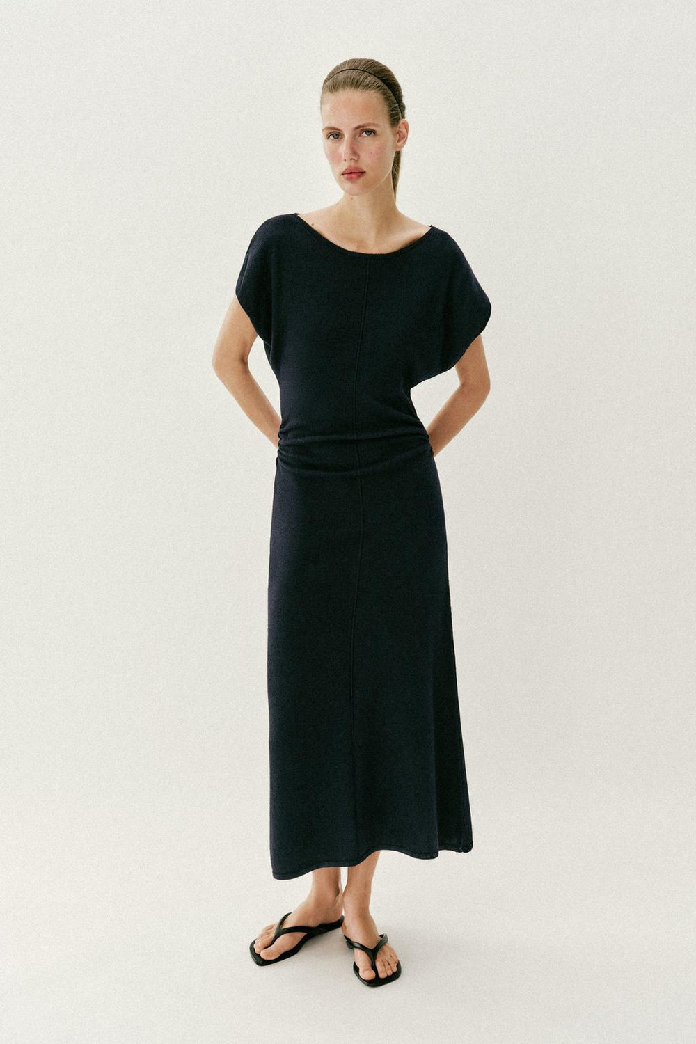 ZARA ДЛИННОЕ ТРИКОТАЖНОЕ ПЛАТЬЕ СО СБОРКАМИ ПО БОКАМ, МОРСКОЙ СИНИЙ