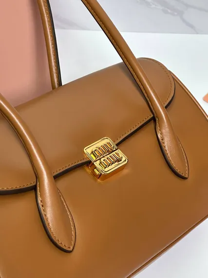 Cумку MIU MIU с двойной ручкой в коричневом цвете