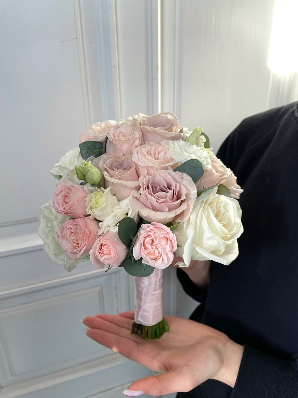 Свадебный букет из лизиантуса, эвкалипта, кустовых пионовидных и одноголовых роз