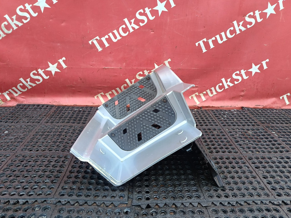 Корпус подножек правый 2023г.