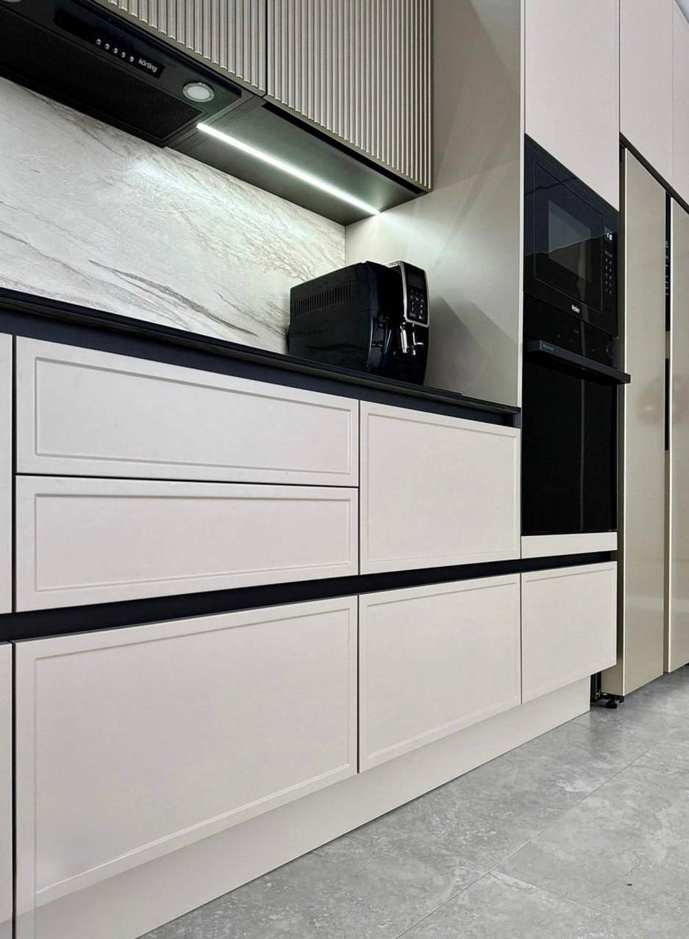 Современная кухня «Эмаль Премиум» с фрезерованными фасадами и витражами