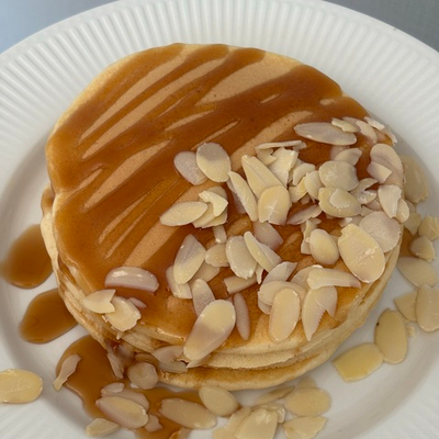 Панкейки с соленой карамелью и миндалем