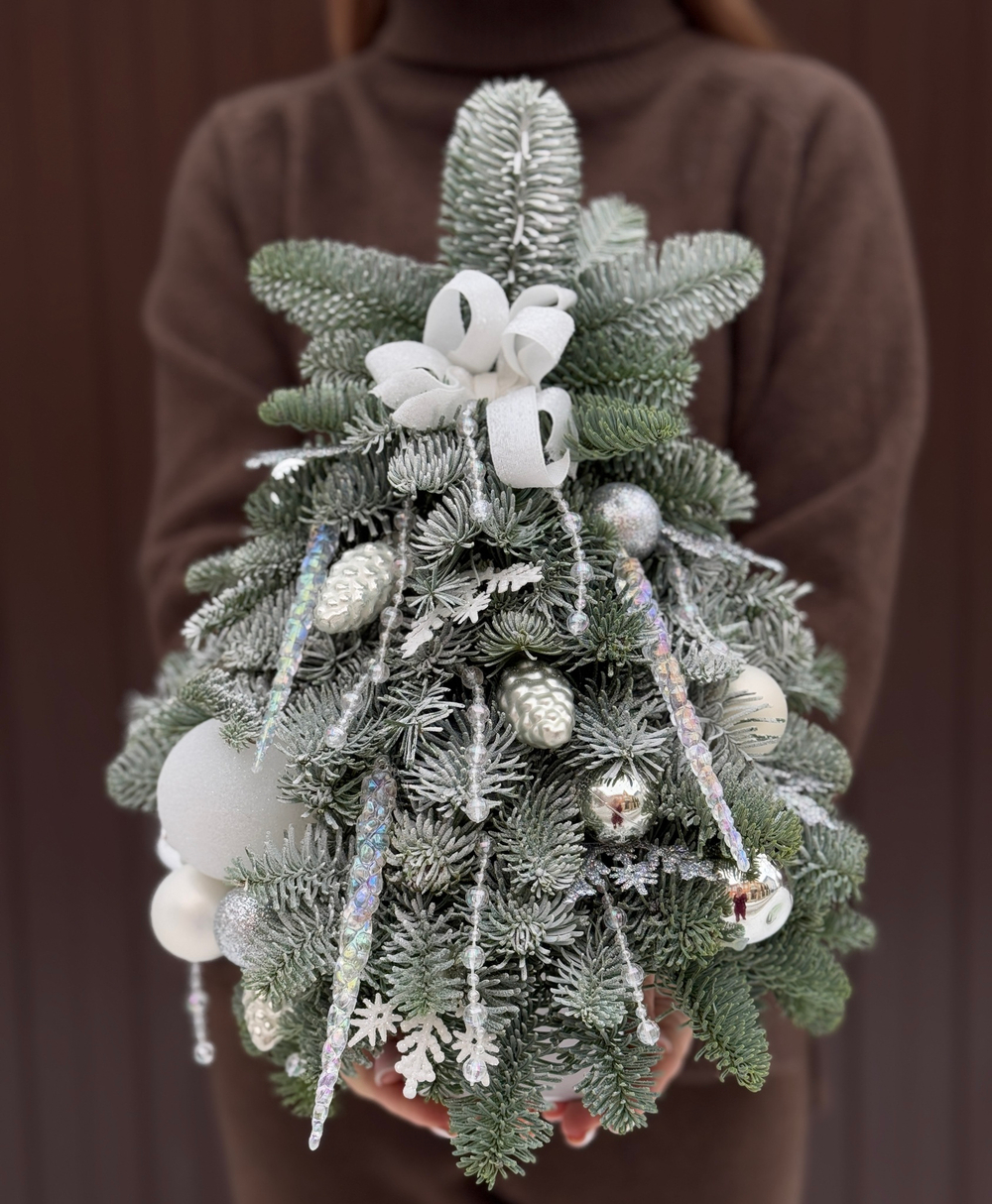 Новогодняя композиция из нобилиса "Елочка ручной работы", оформленная в трендовых тенденциях, 40-50 см