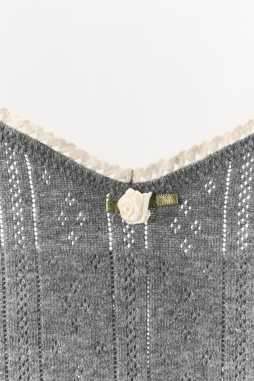 ZARA ПЕРФОРИРОВАННЫЙ ТОП С КРУЖЕВОМ И ЦВЕТКОМ, СЕРЫЙ