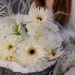 113. Кружевной белоснежный букет с выразительным акцентом