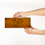 Деревянная разделочная доска из цельного куска древесины сибирского кедра для сыра с гравировкой "Мышонок с сыром" RD26
