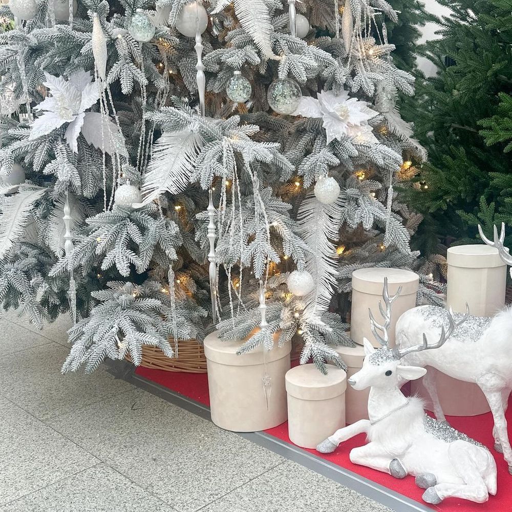 Заснеженная елка с гирляндой «Престиж» (Литая хвоя) 230 см / 2,3 м