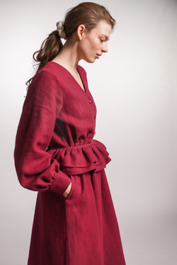 Платье с V-вырезом, поясом-баской и длинным рукавом из крапивы бордо