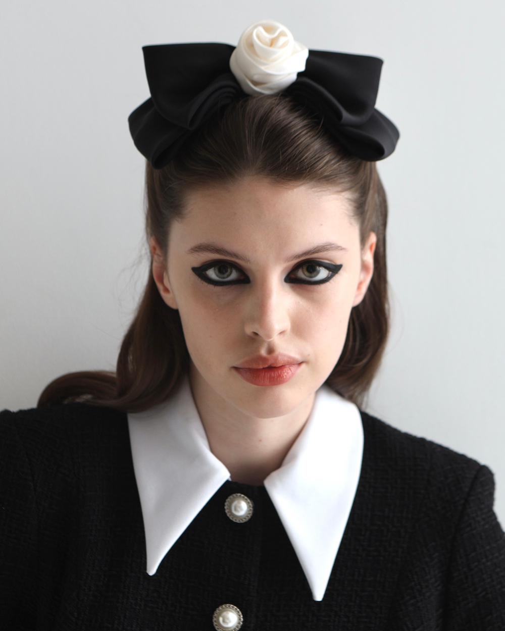 Бант с белой розой M