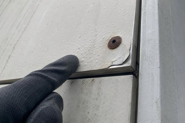 Типовые дефекты композитных панелей: отслаивание, ржавчина креплений, выцветание, деформация
