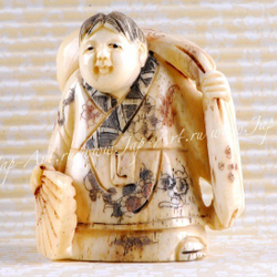 Нэцкэ Человек с веером и мешком